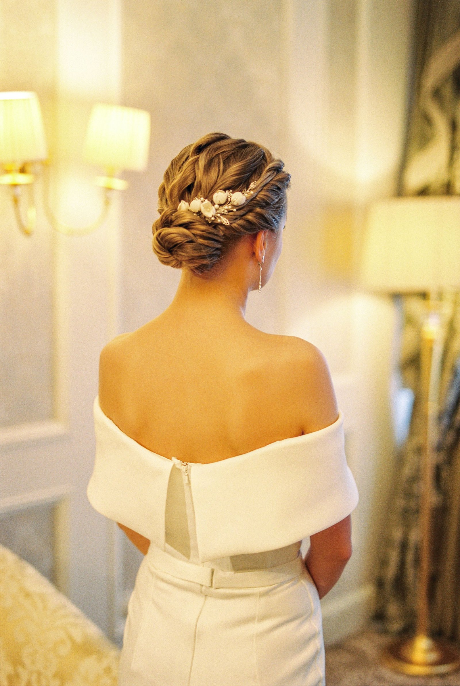 A bride with medium length hair wears a textured wedding hairstyle, showing how versatile shoulder-length hair can be.