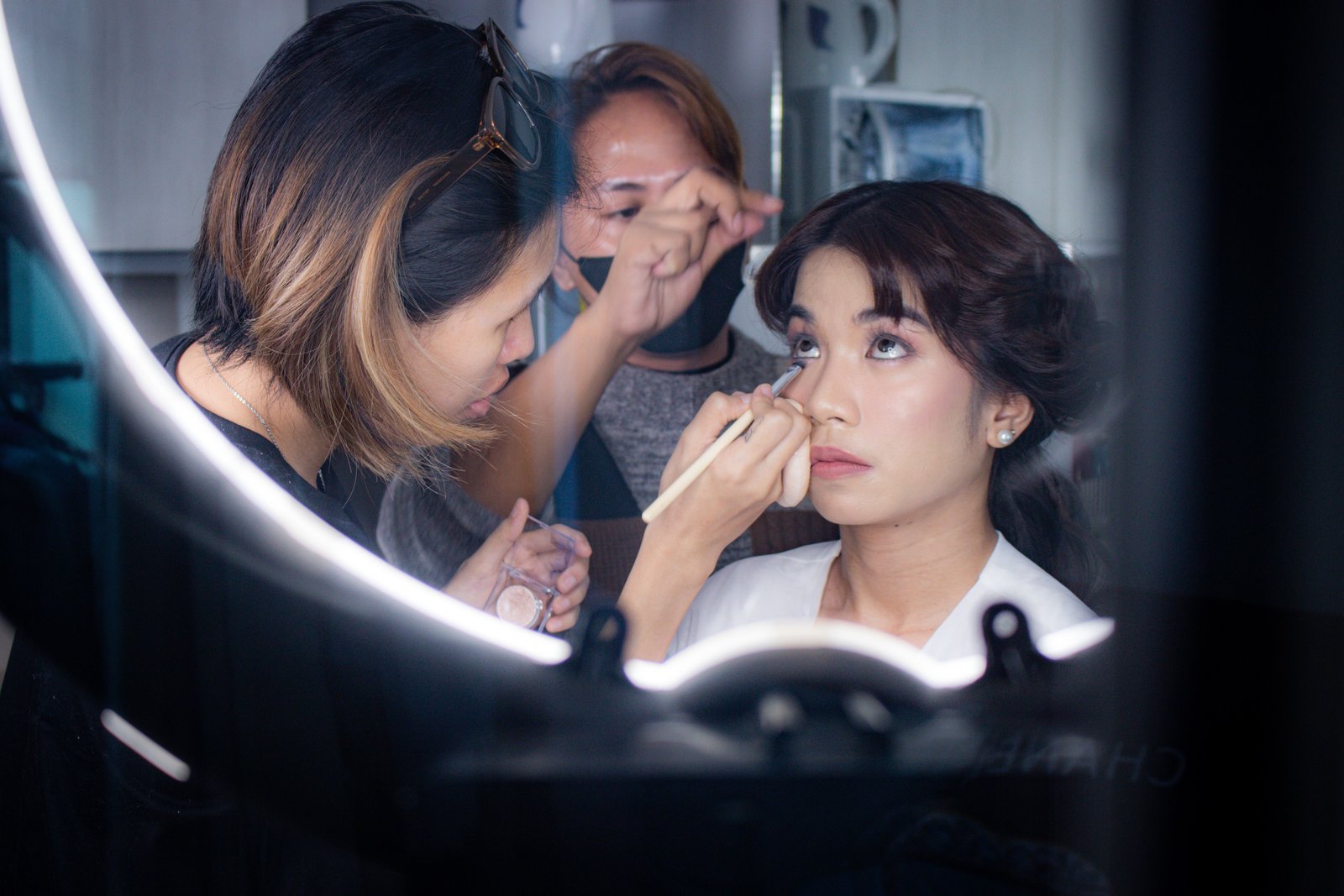 A bride discusses expectations during a bridal makeup consultation, an important step before spotting bridal makeup artist red flags.