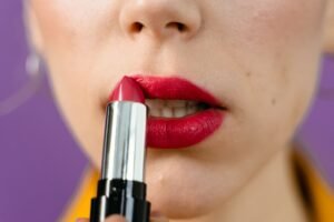 How To Achieve Old-School Glamour Makeup