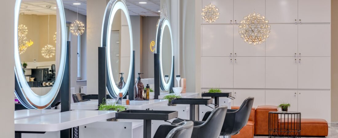 Salon Booking Vs On-Location Artist: What’s Right For You