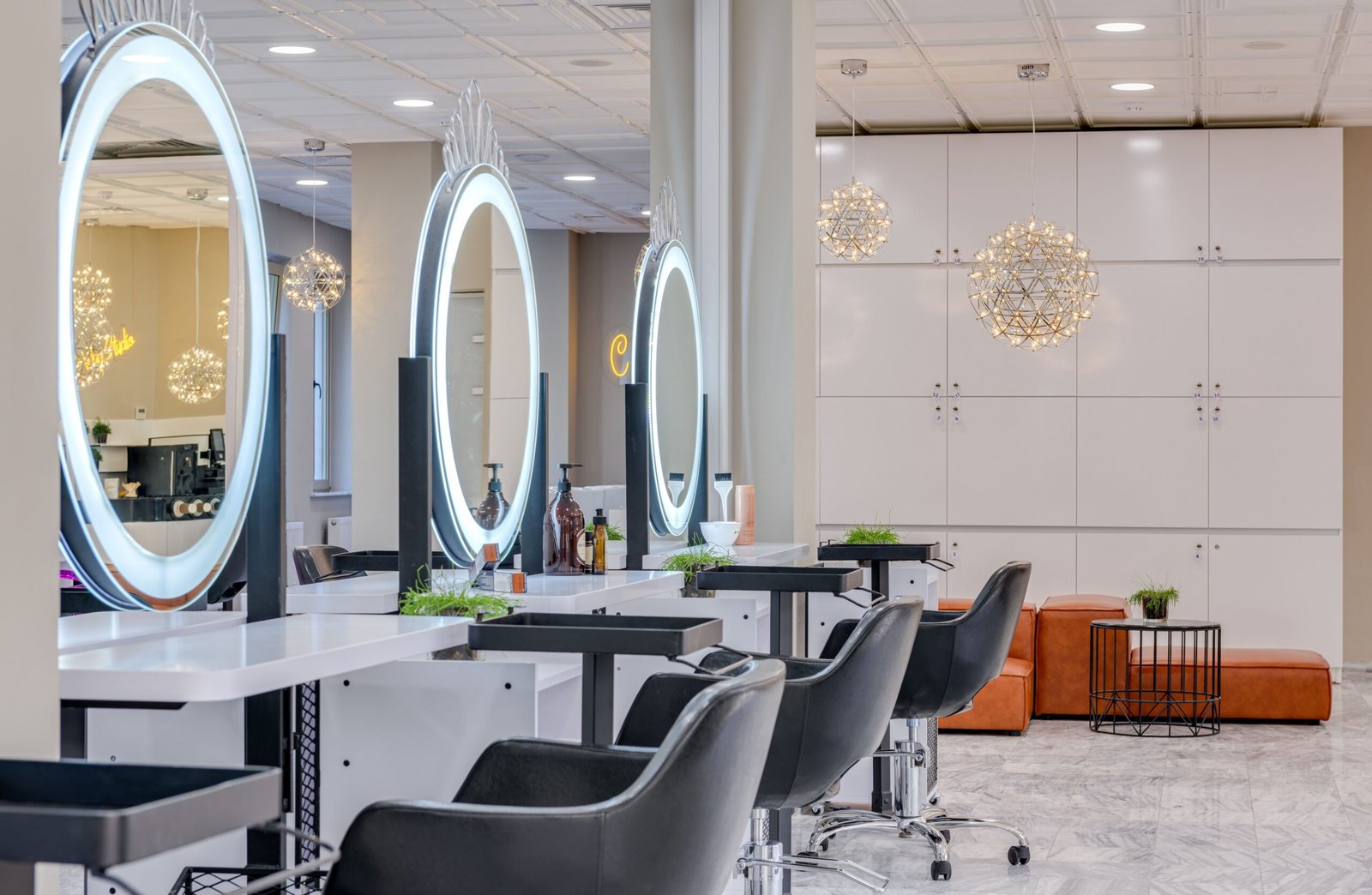 Salon Booking Vs On-Location Artist: What’s Right For You