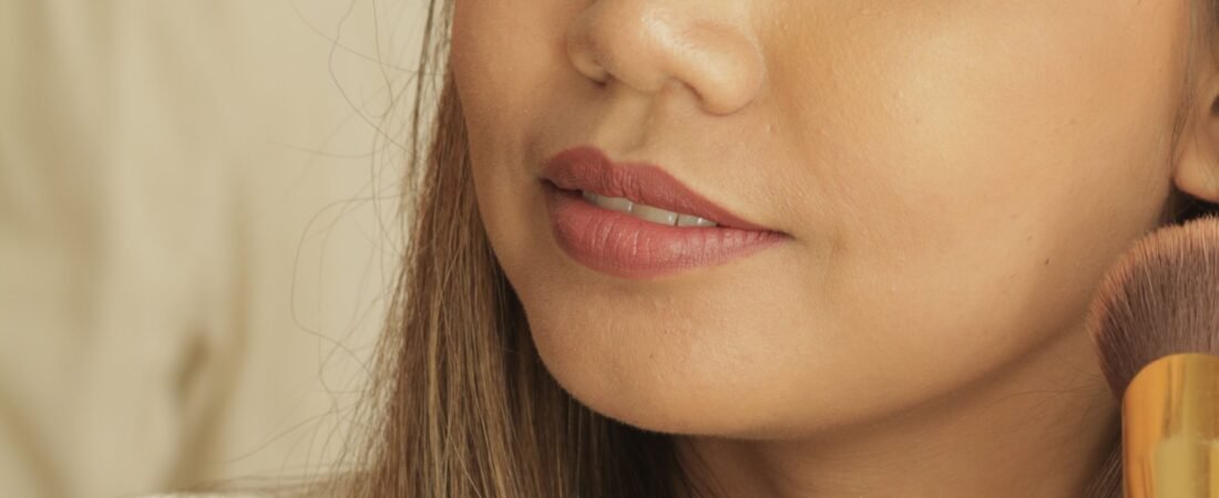What Makes Bobbi Brown Sheer Finish Pressed Powder So Popular?