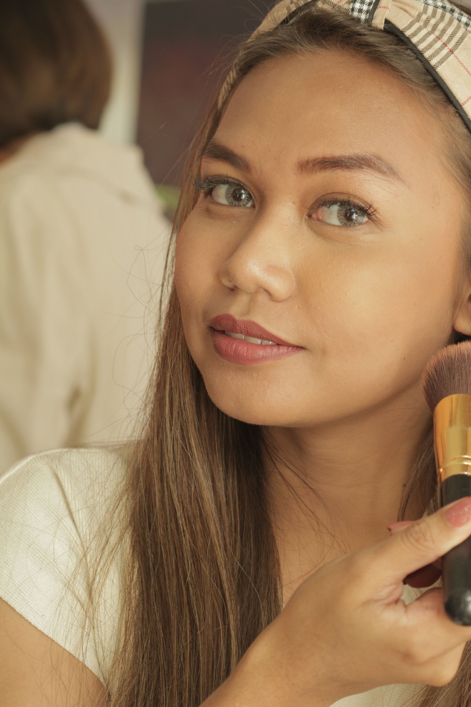 Bobbi Brown Sheer Finish Pressed Powder applied with a soft-focus finish