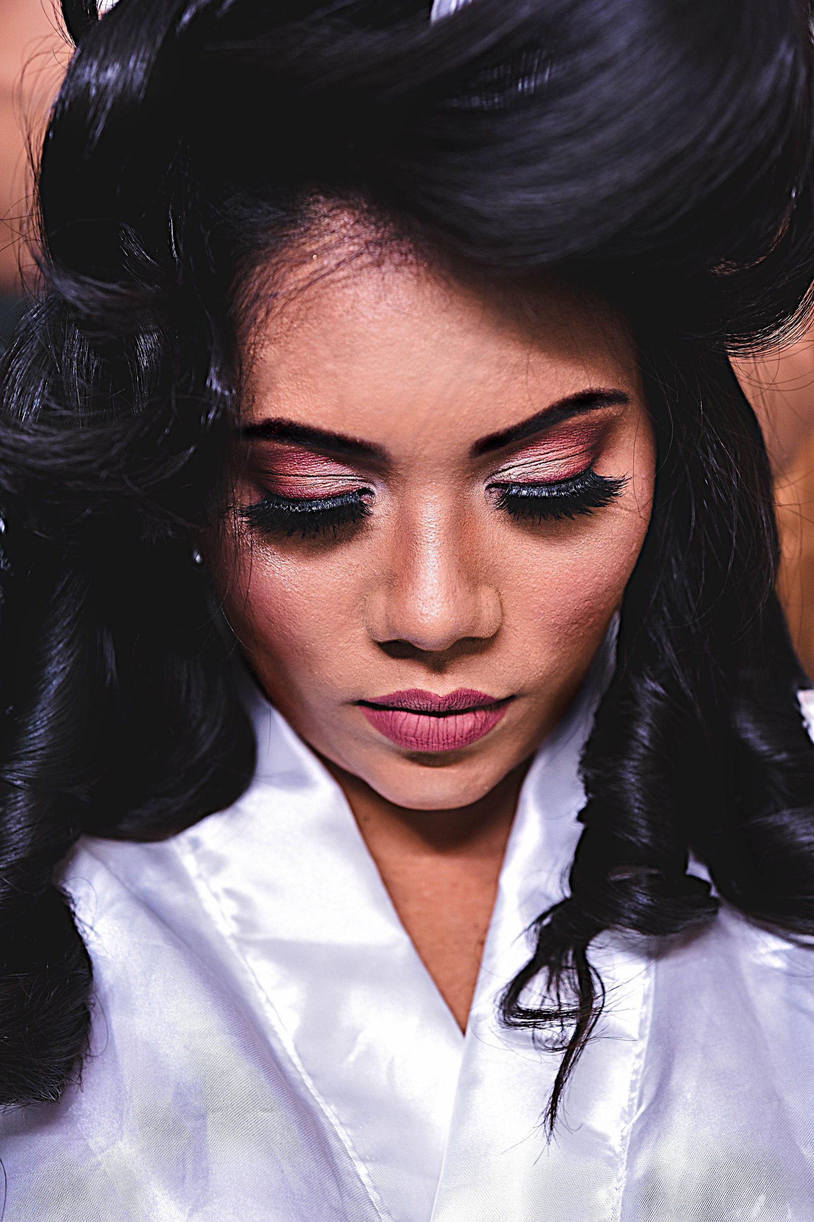 A bride wearing a dramatic lash volume level for full bridal glam