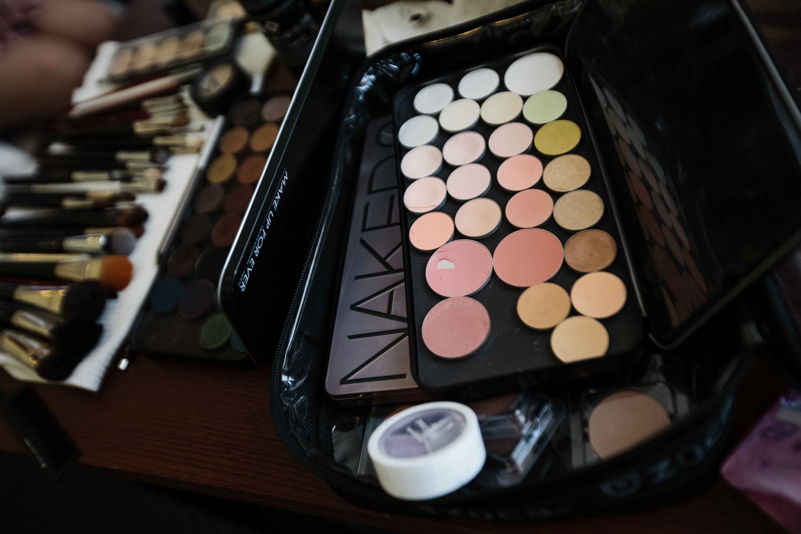 Assorted concealer palette and makeup brushes set