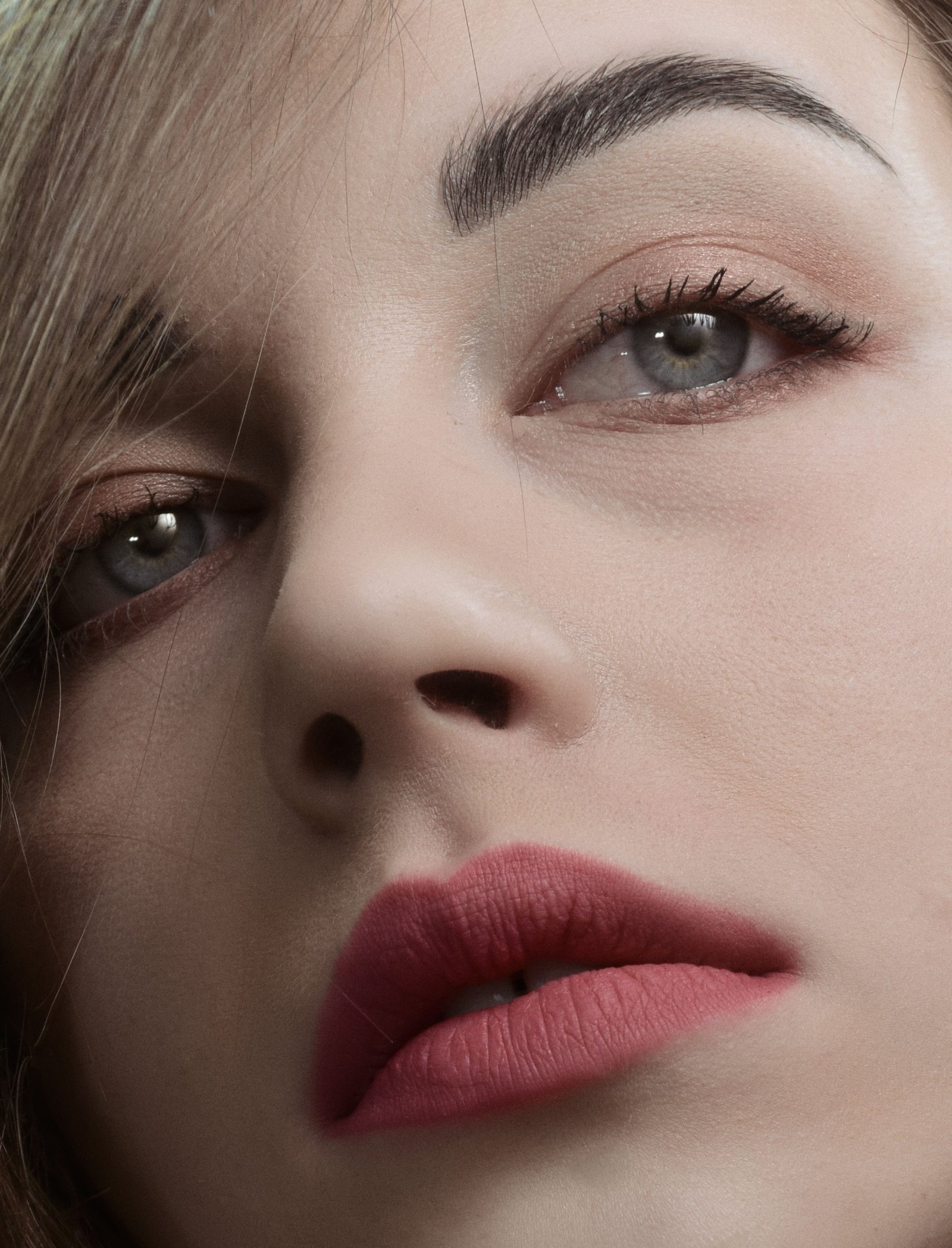 Bobbi Brown Sheer Finish Pressed Powder used for a bridal touch-up