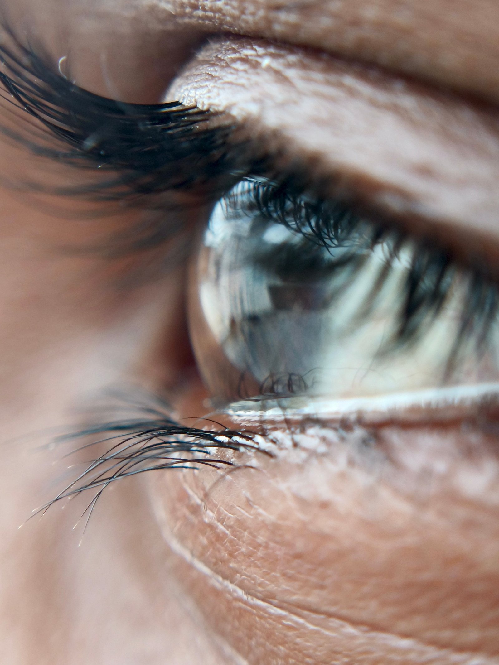 Finished natural look after applying press on lashes