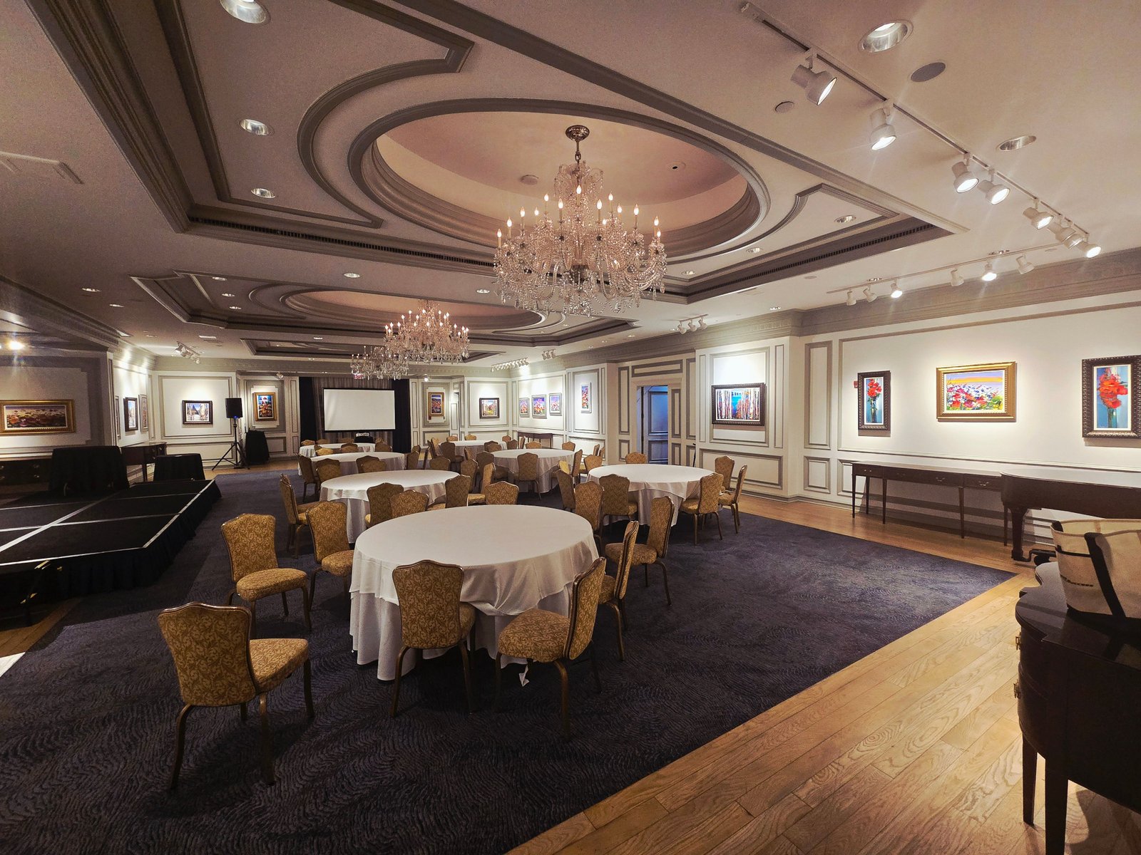 An elegant museum garden wedding reception setup reflecting Ringling Museum wedding cost planning.