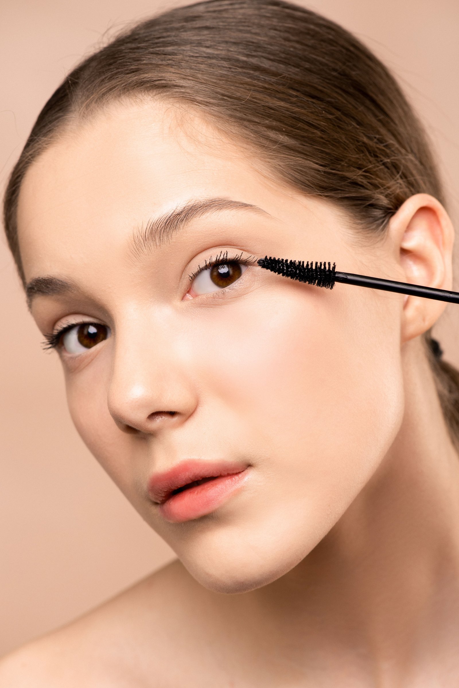 Long natural eyelashes achieved through mascara technique