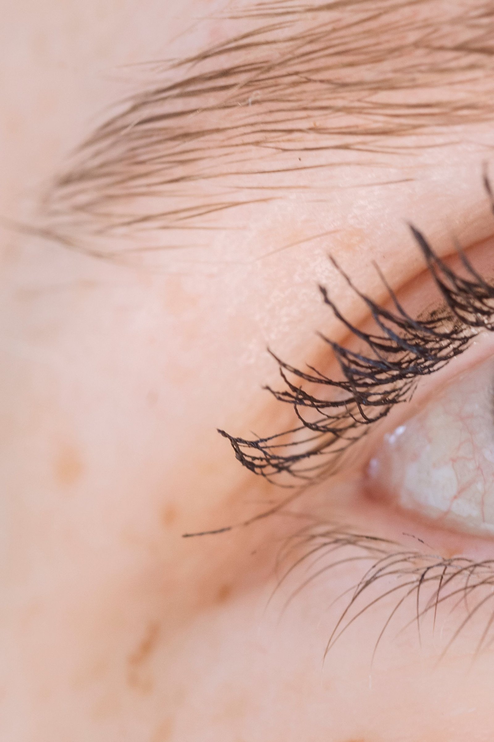 A natural lash volume level achieved with mascara alone